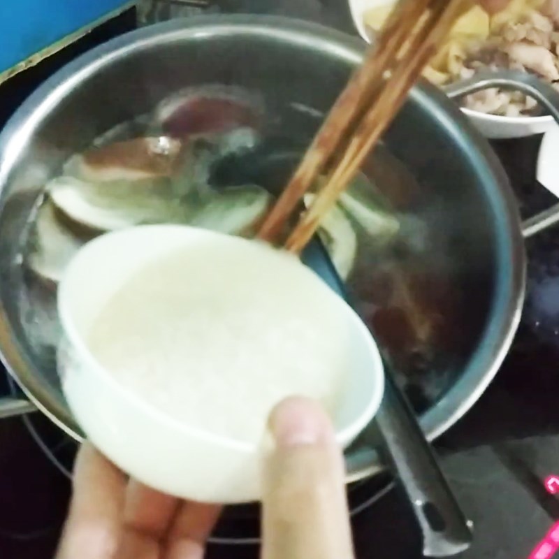 Bước 4 Nấu canh cà tím nấu mẻ Canh cà tím nấu mẻ