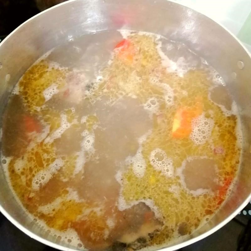 Bước 3 Nấu canh chua đầu cá thu Đầu cá thu nấu canh chua