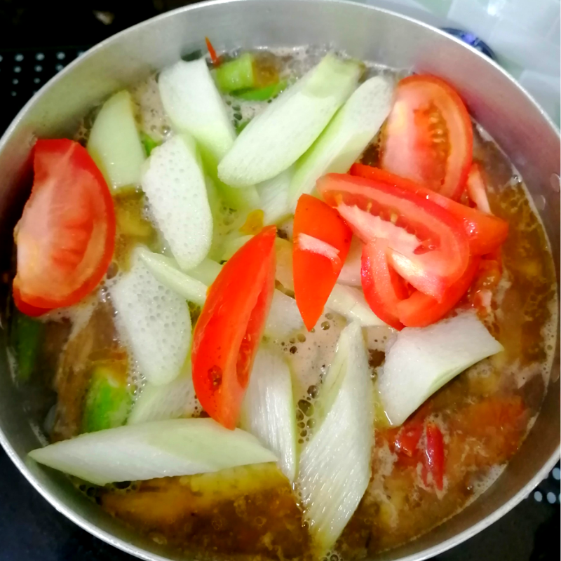 Bước 3 Nấu canh chua đầu cá thu Đầu cá thu nấu canh chua