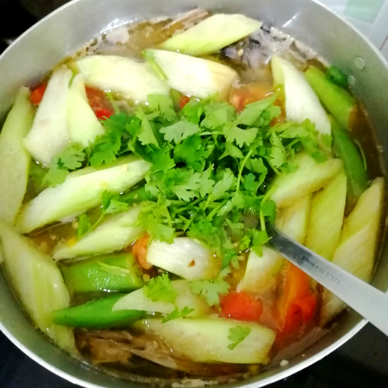 Bước 3 Nấu canh chua đầu cá thu Đầu cá thu nấu canh chua