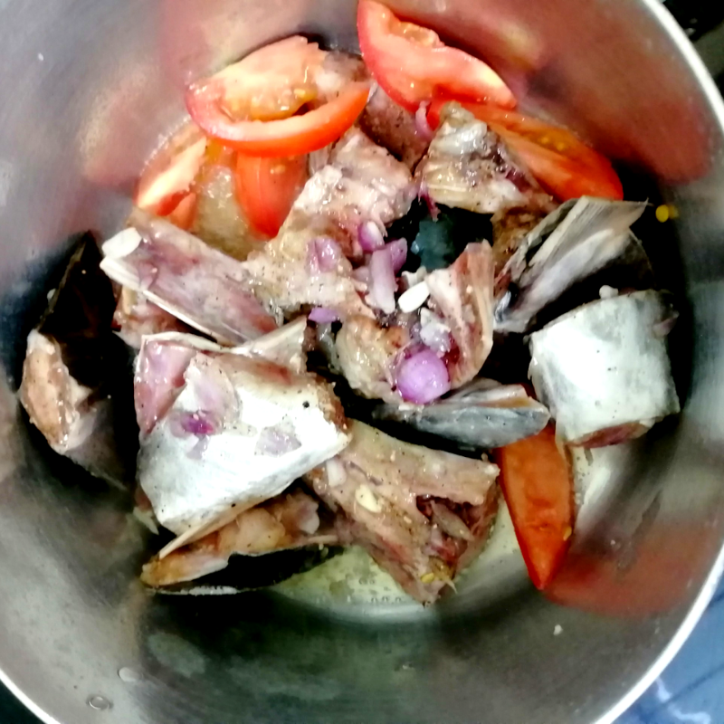 Bước 3 Nấu canh chua đầu cá thu Đầu cá thu nấu canh chua
