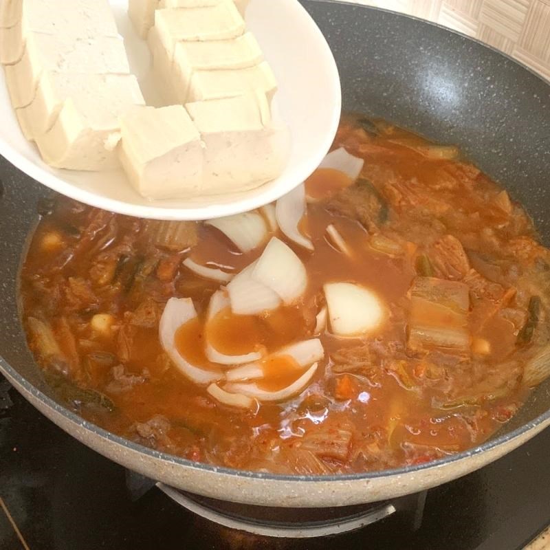 Bước 3 Nấu canh kim chi thịt bò Canh kim chi thịt bò (công thức được chia sẻ từ người)