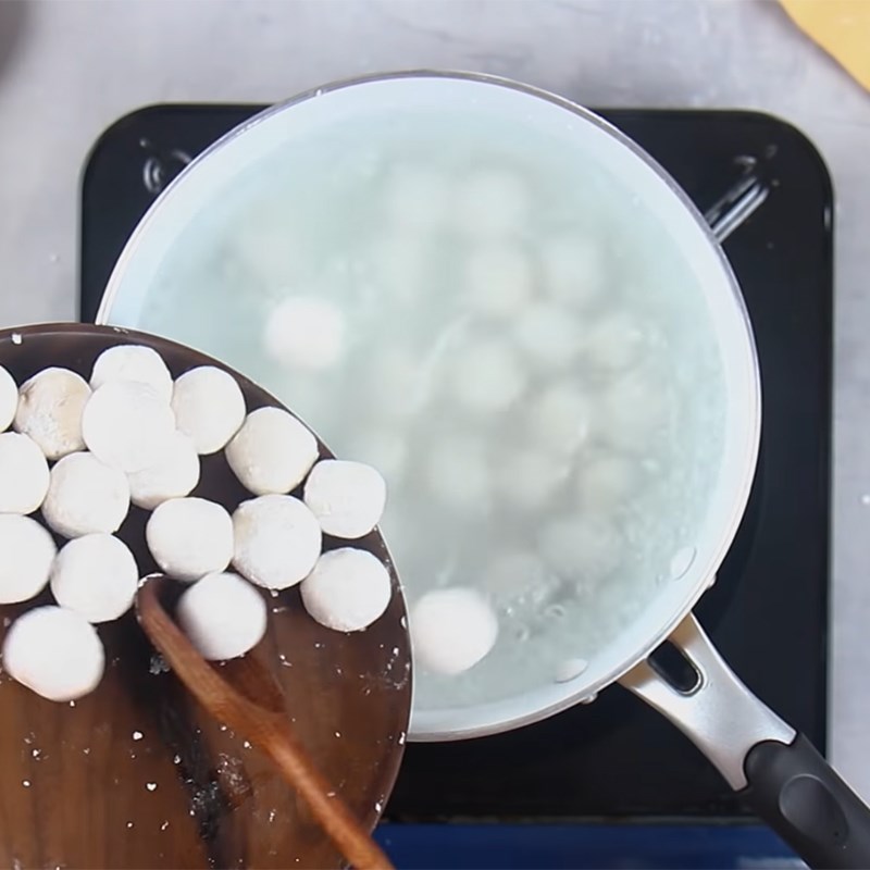 Bước 5 Nấu chín bột lọc Chè bột lọc heo quay