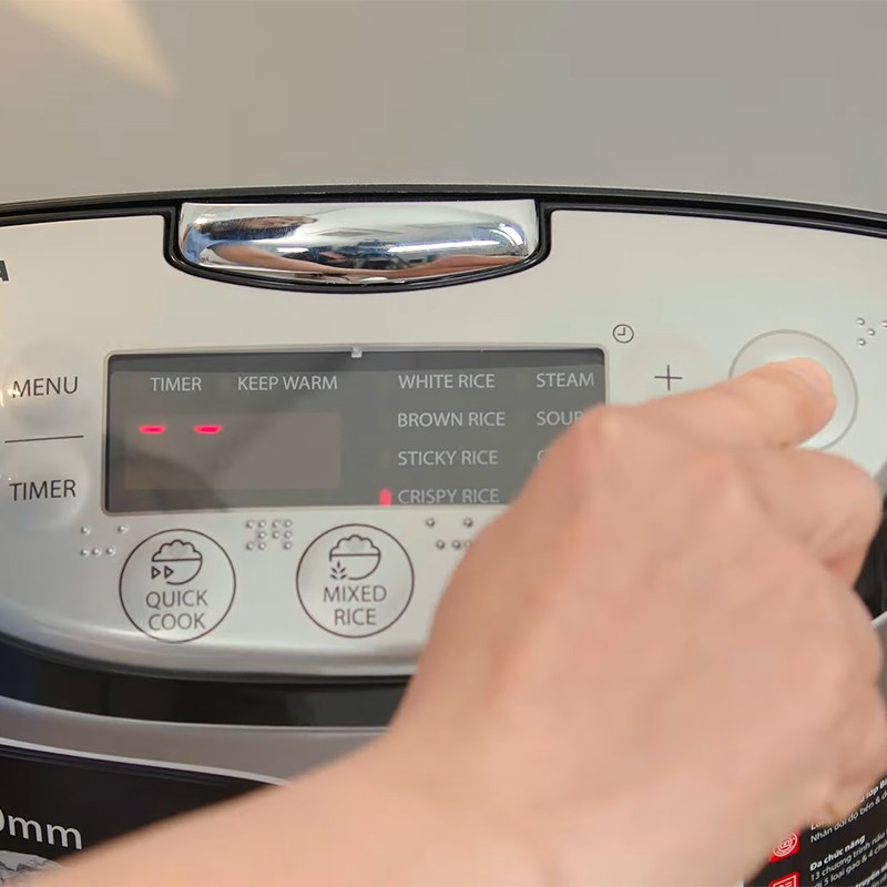 Bước 2 Nấu cơm cháy Nấu cơm cháy bằng nồi cơm điện