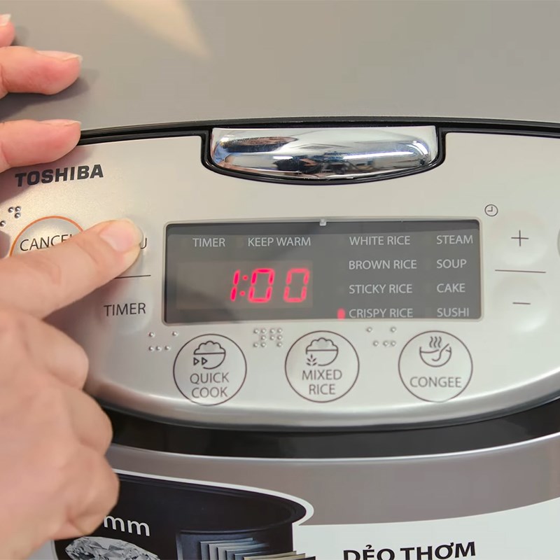 Bước 2 Nấu cơm cháy Nấu cơm cháy bằng nồi cơm điện