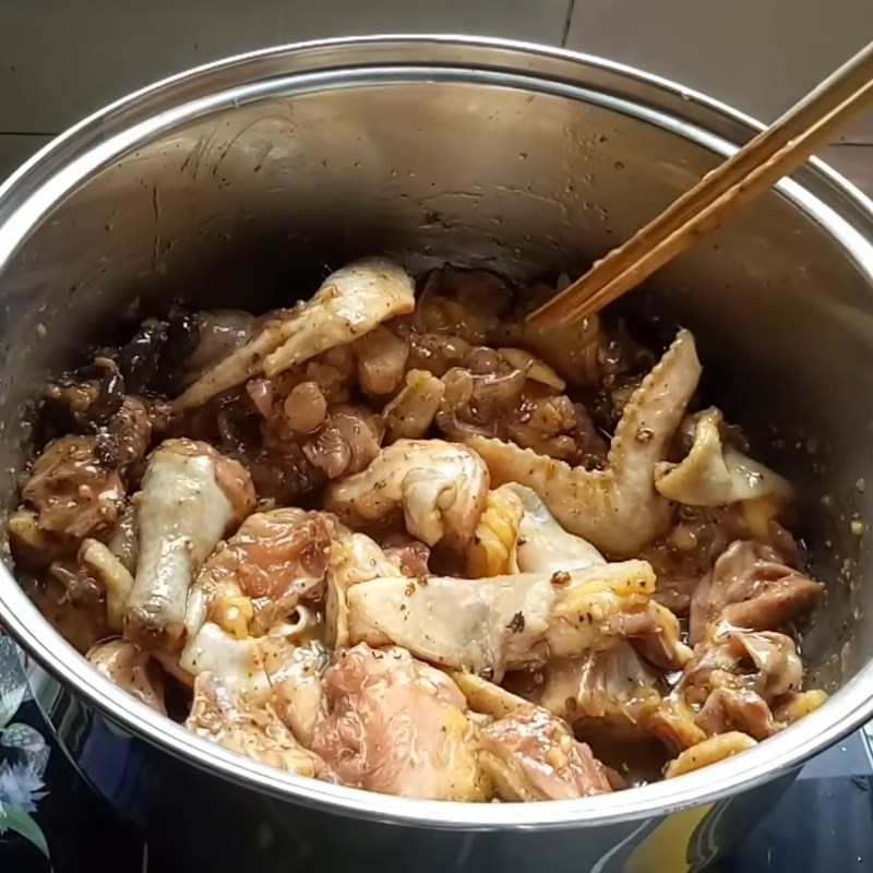 Bước 4 Nấu gà với các nguyên liệu Gà nấu tiêu đen