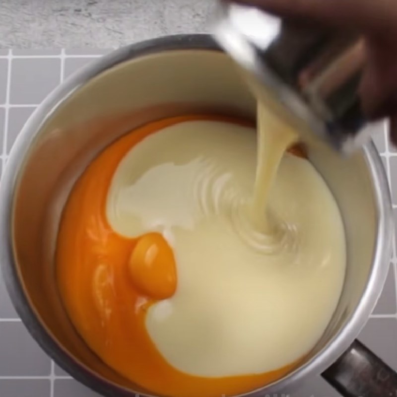 Bước 2 Nấu hỗn hợp trứng sữa với gelatin Thạch flan caramel