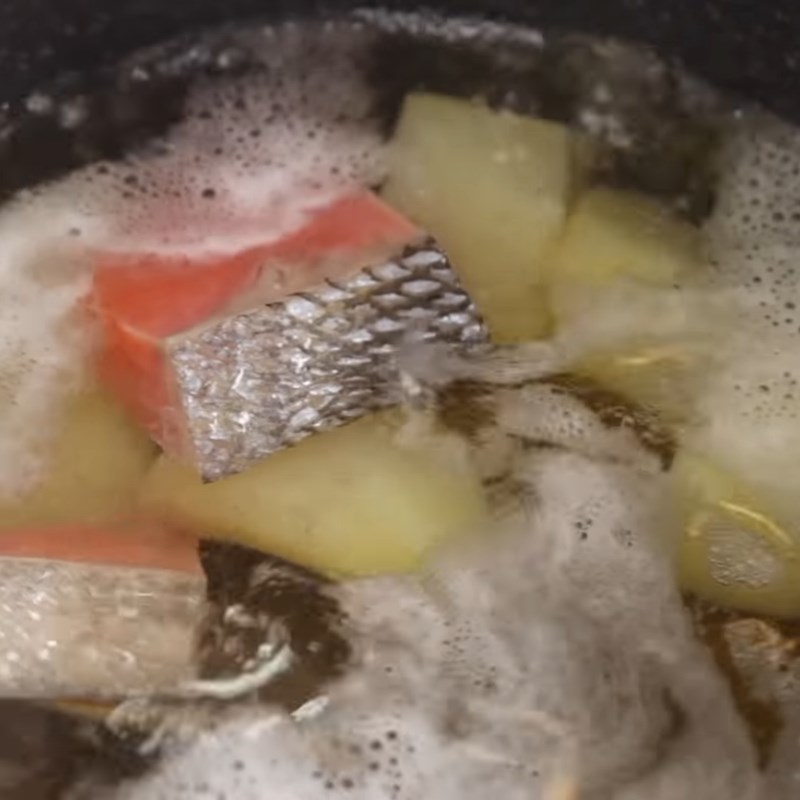 Bước 3 Nấu khoai tây và cá hồi Lẩu cá hồi kiểu Nhật
