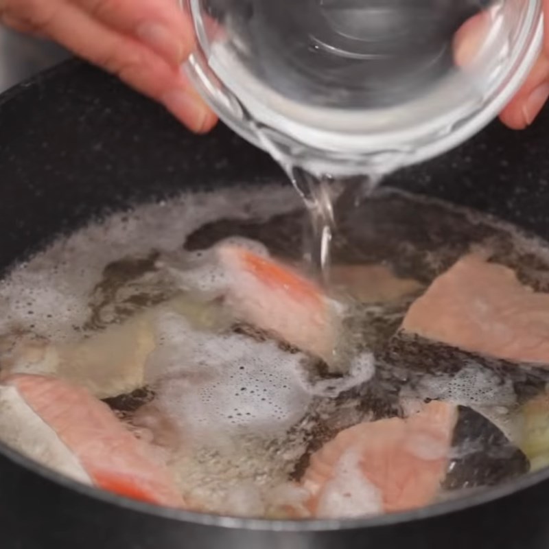 Bước 3 Nấu khoai tây và cá hồi Lẩu cá hồi kiểu Nhật