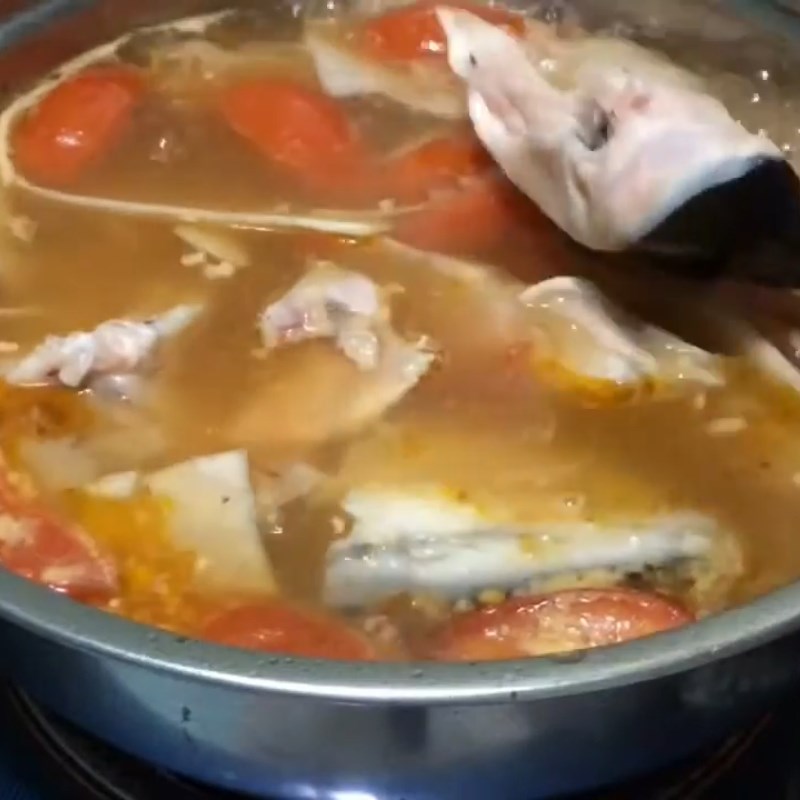 Bước 4 Nấu lẩu Lẩu cá hồi măng chua