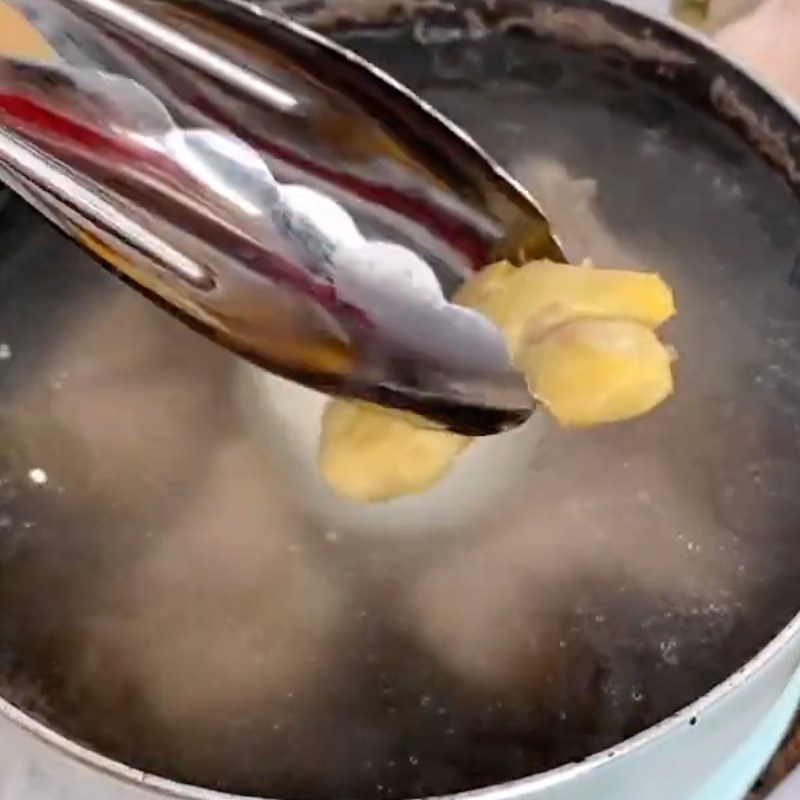 Bước 3 Nấu nước dùng Phở bò (nấu với gói gia vị phở)