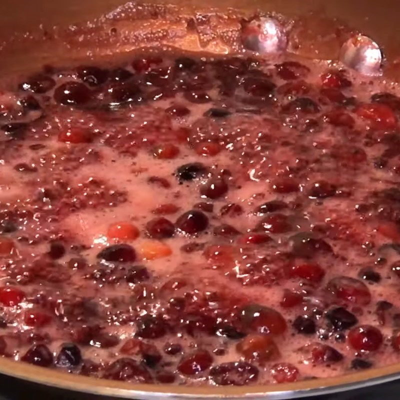 Bước 2 Nấu nước sốt nam việt quất Sốt cranberry với rượu