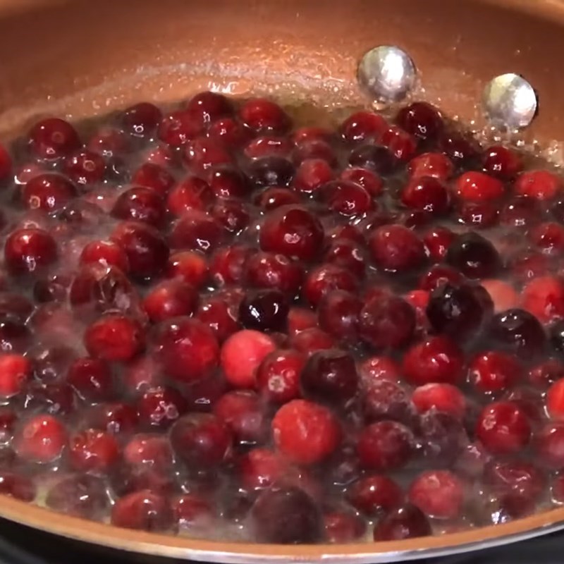 Bước 2 Nấu nước sốt nam việt quất Sốt cranberry với rượu