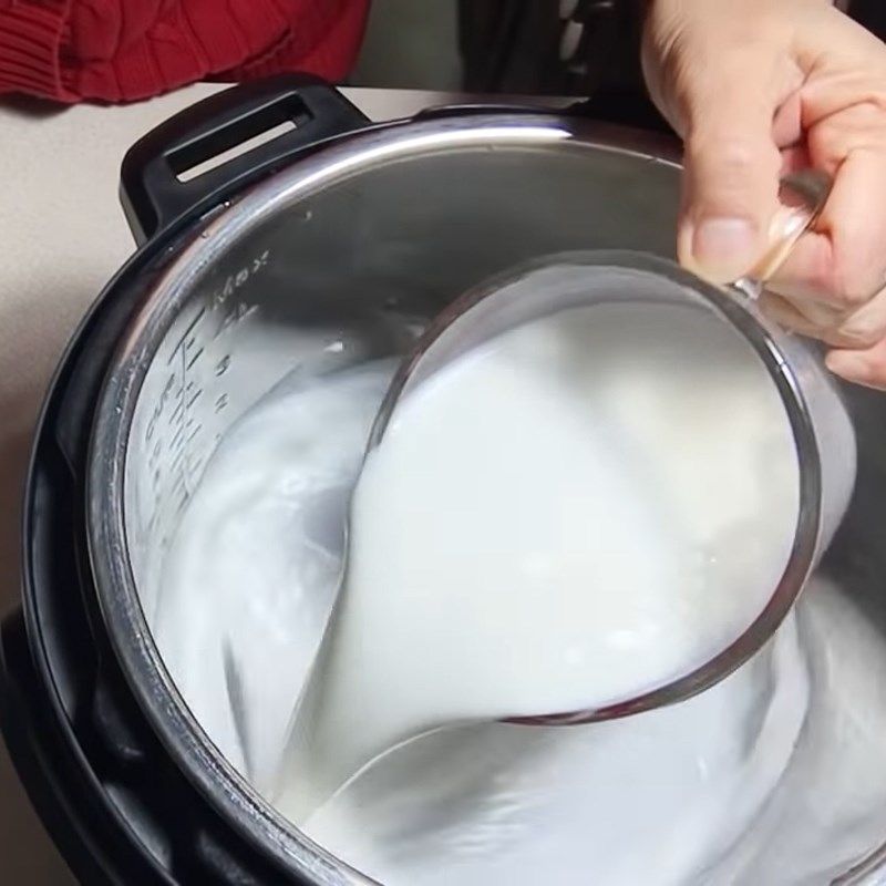 Bước 2 Nấu sữa tươi Sữa chua Hy Lạp bằng nồi áp suất điện