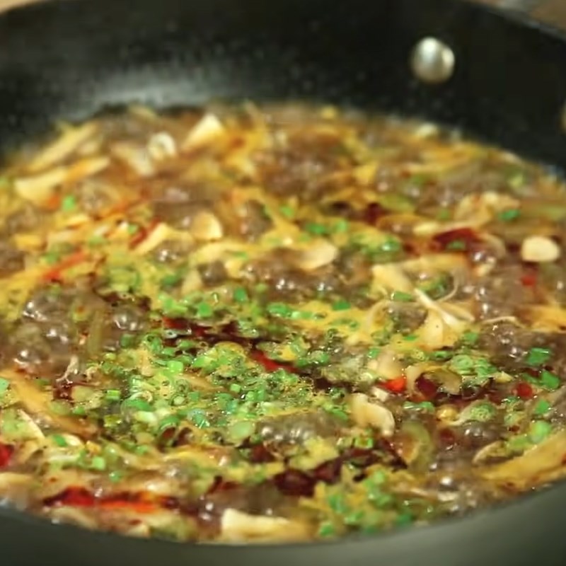 Bước 3 Nấu súp Hot and sour soup rau
