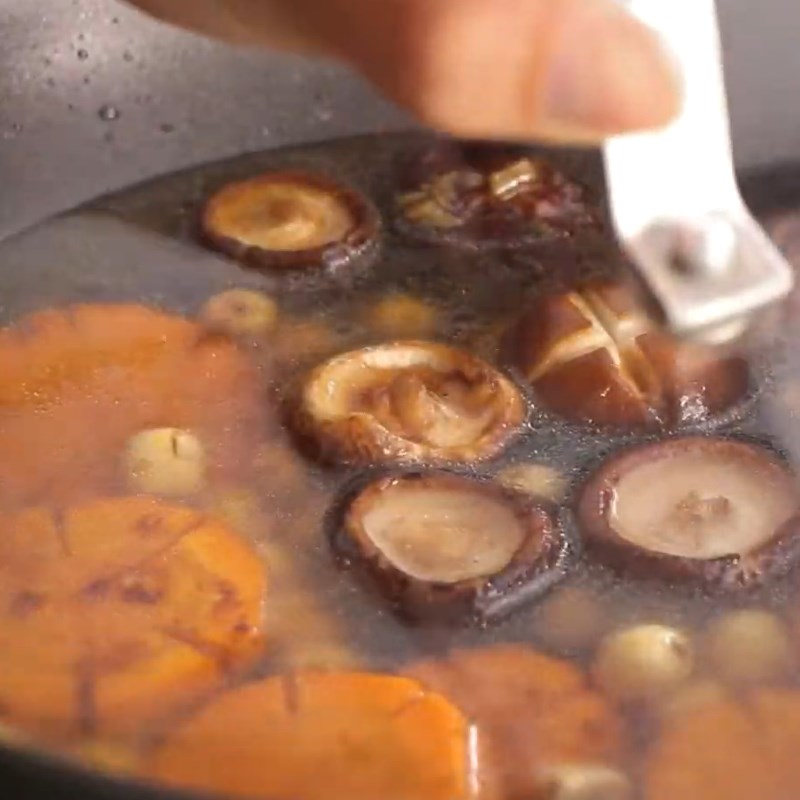 Step 3 Cook the soup Lotus seed and vegetarian mushroom soup