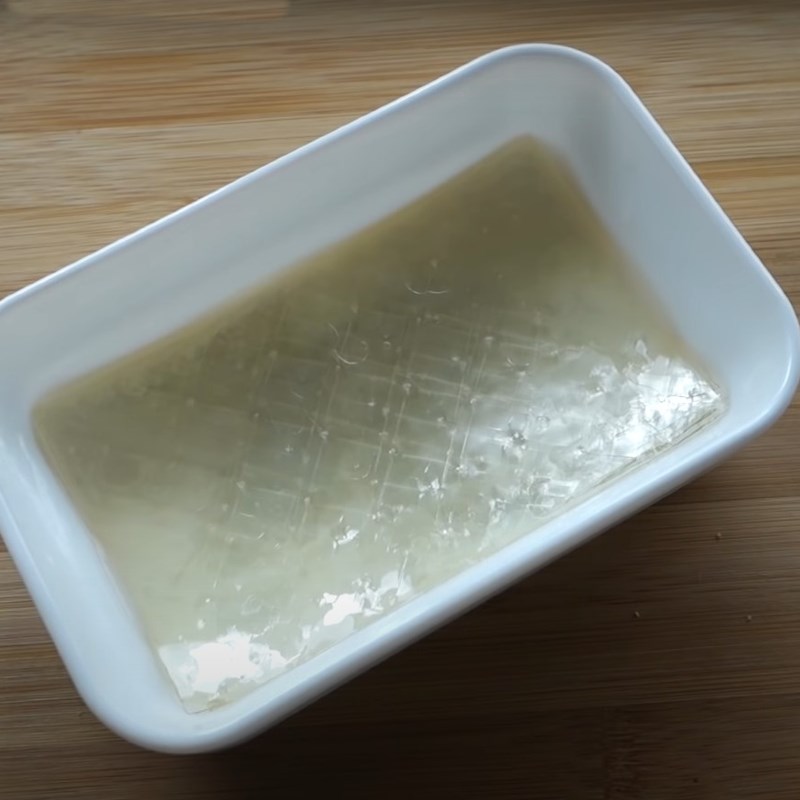 Bước 1 Ngâm gelatin Thạch flan