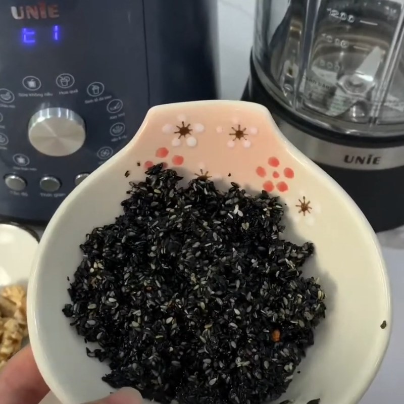 Bước 1 Ngâm hạt Sữa óc chó đậu đen mè đen