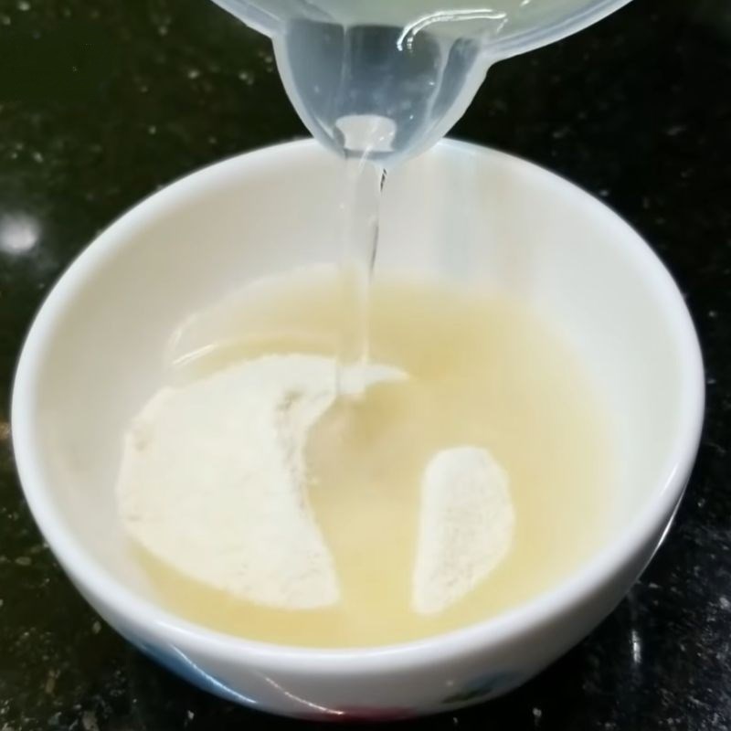 Bước 1 Ngâm nở gelatin Sữa chua dẻo bằng nồi cơm điện