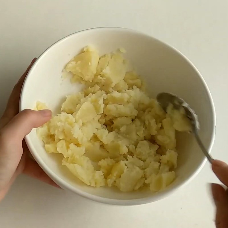 Bước 3 Nghiền khoai tây và trứng Khoai tây nghiền với mayonnaise
