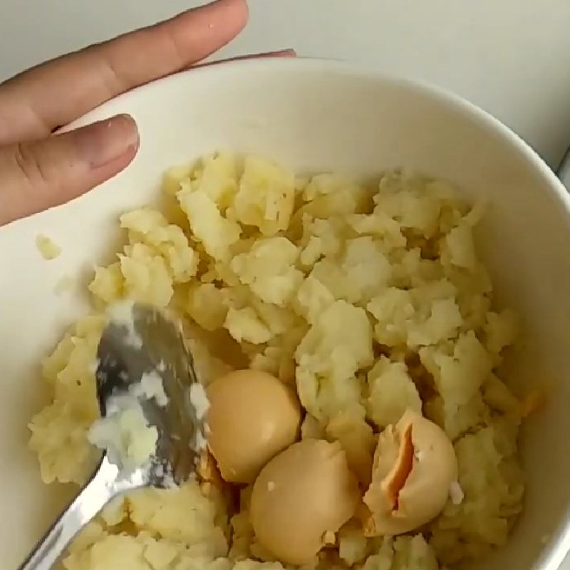 Bước 3 Nghiền khoai tây và trứng Khoai tây nghiền với mayonnaise