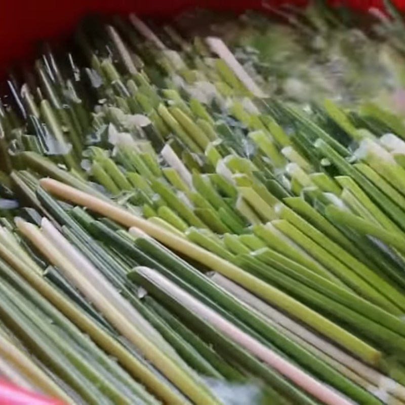 Bước 4 Rửa cỏ bàng lần 2 Cách làm ống hút cỏ bàng