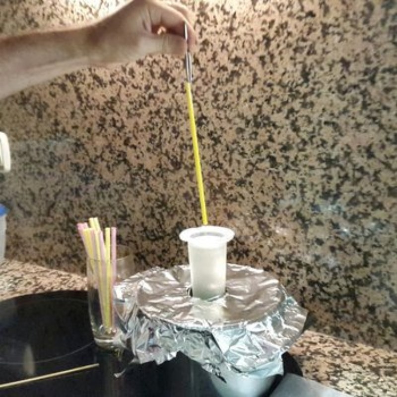 Bước 4 Nhúng ống hút vào Parafin Cách làm ống hút giấy