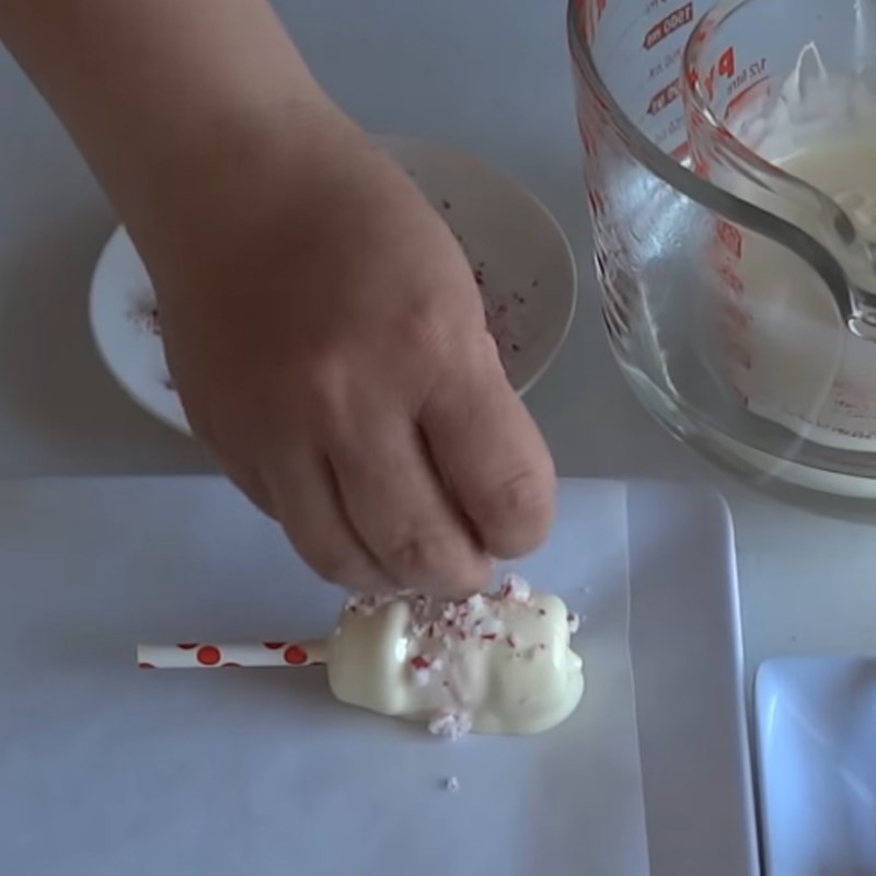 Bước 4 Nhúng socola và trang trí Kẹo marshmallow nhúng socola trắng