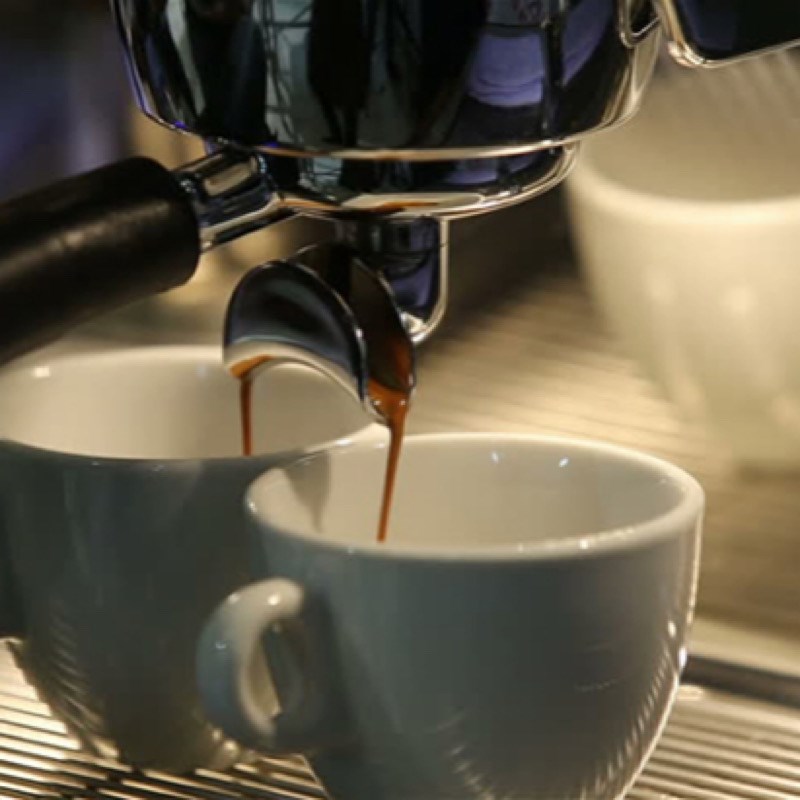 Bước 5 Pha cà phê Pha cà phê espresso bằng máy pha cà phê tự động