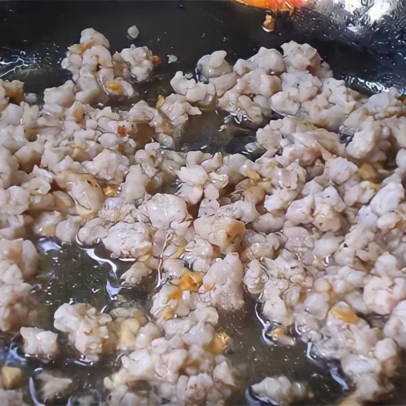 Bước 2 Phi hành tím, ướp thịt và xào thịt Trứng cút nướng chén