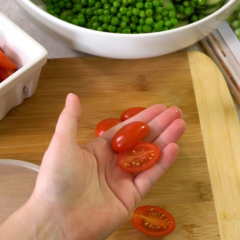 Bước 1 Sơ chế các nguyên liệu Salad đậu hà lan dưa chuột cà chua