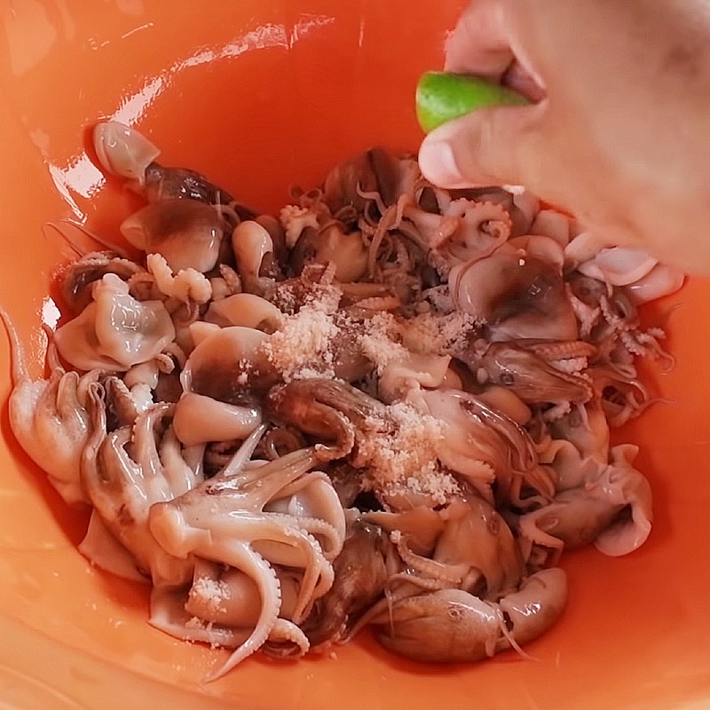 Bước 1 Sơ chế bạch tuộc Gỏi bạch tuộc kiểu Thái với chanh ớt