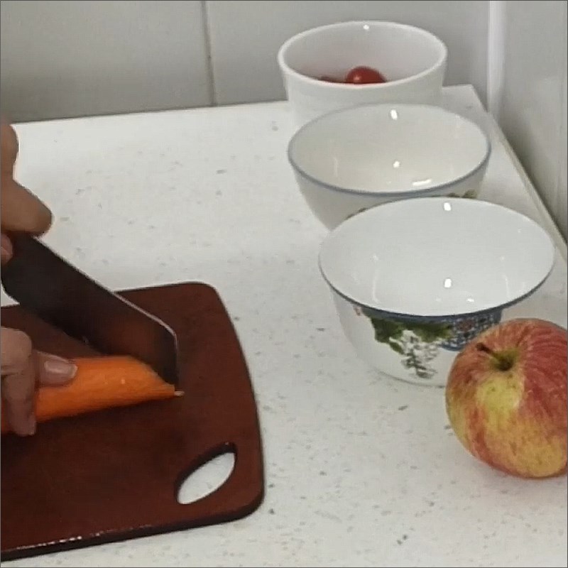 Bước 1 Sơ chế cà chua, cà rốt, táo Sinh tố cà chua cà rốt táo