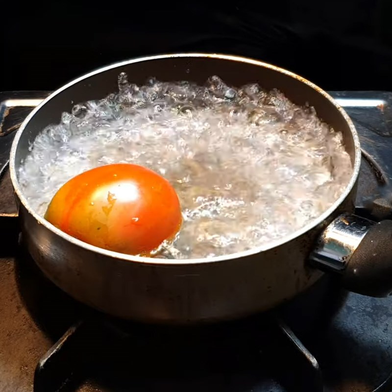 Bước 1 Sơ chế cà chua Bít tết chay từ mì căn