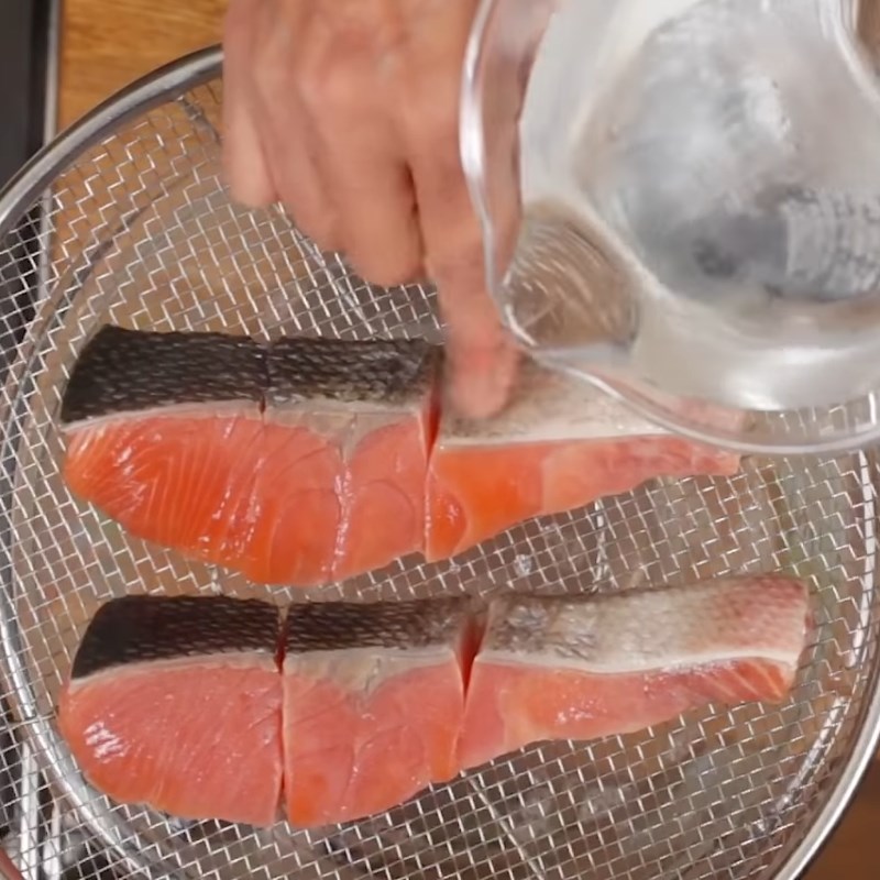 Bước 1 Sơ chế cá hồi Lẩu cá hồi kiểu Nhật