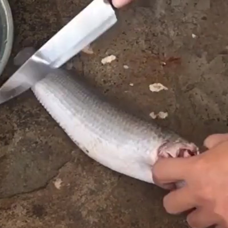 Bước 1 Sơ chế cá lóc Canh rau đắng cá lóc