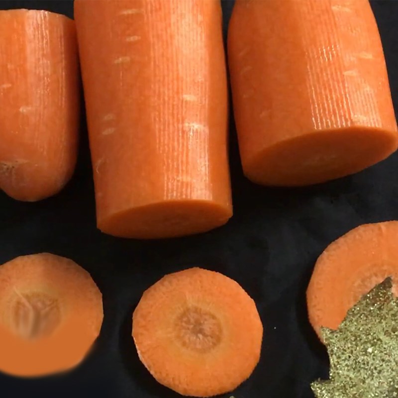 Bước 1 Sơ chế cà rốt Tạo hình cây thông Noel từ trái cà rốt