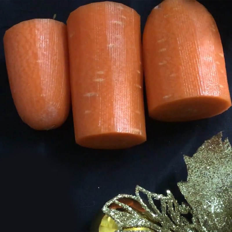 Bước 1 Sơ chế cà rốt Tạo hình cây thông Noel từ trái cà rốt