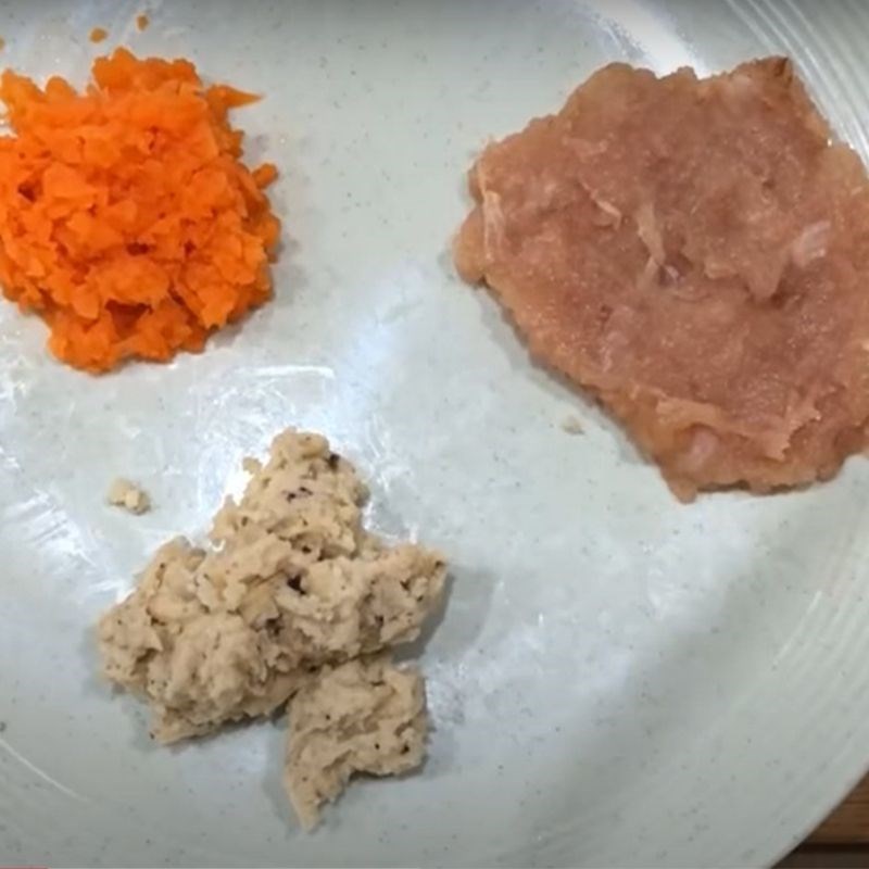 Bước 1 Sơ chế các nguyên liệu Cháo gà hạt sen cà rốt ăn dặm