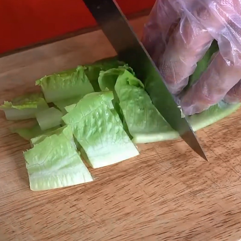 Bước 1 Sơ chế các nguyên liệu Salad cá hồi xông khói sốt chanh