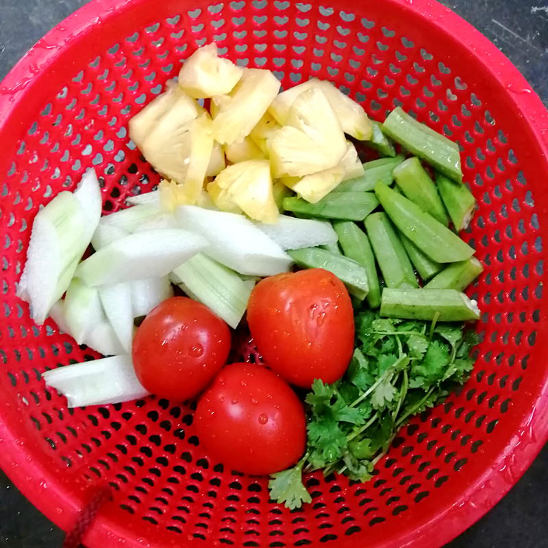 Bước 1 Sơ chế các nguyên liệu Đầu cá thu nấu canh chua