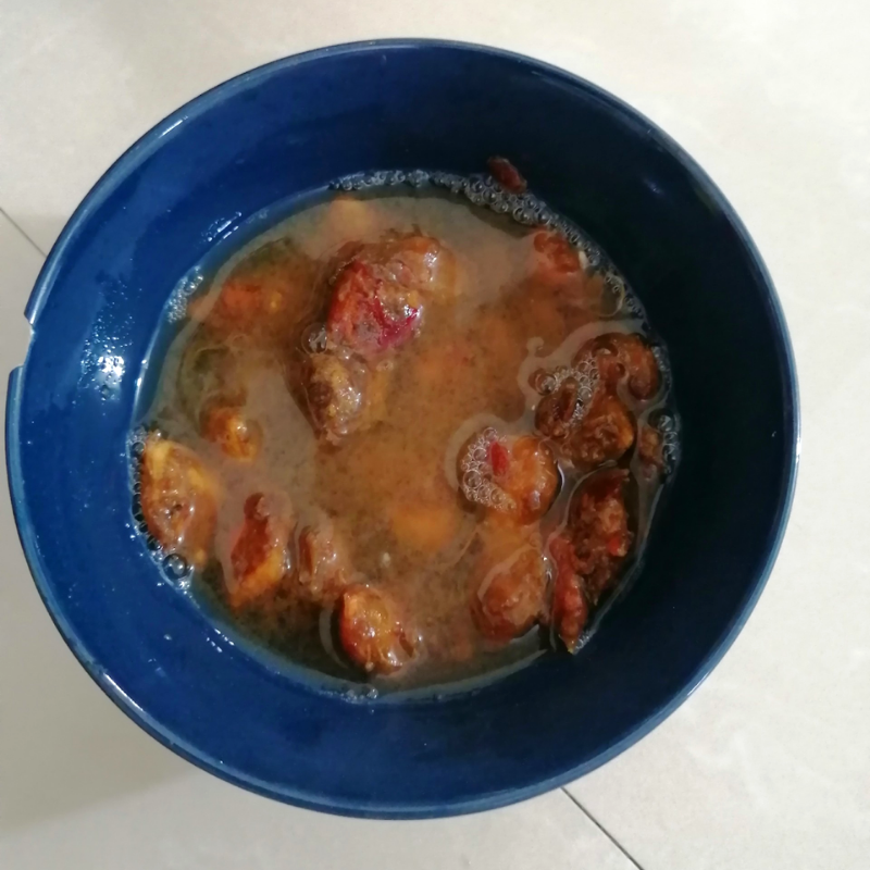 Bước 1 Sơ chế các nguyên liệu Đầu cá thu nấu canh chua