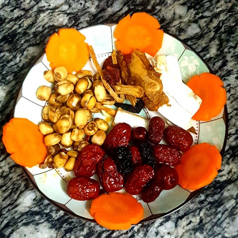 Bước 1 Sơ chế các nguyên liệu Gà hầm thuốc bắc ngải cứu