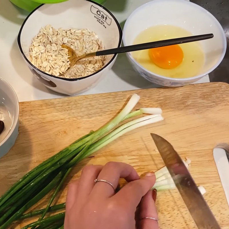 Bước 1 Sơ chế các nguyên liệu Cháo yến mạch trứng gà