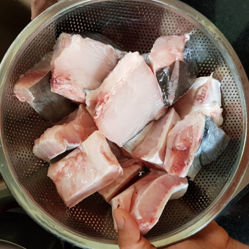 Bước 1 Sơ chế các nguyên liệu Canh chua bông điên điển nấu cá vồ