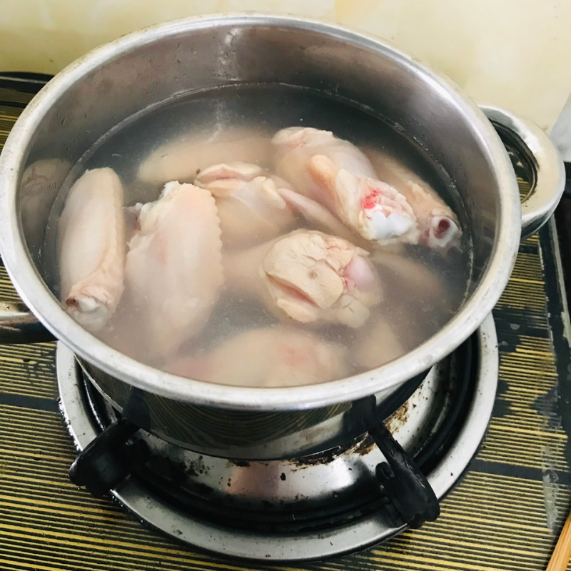 Bước 1 Sơ chế các nguyên liệu Cánh gà chiên sốt chua ngọt