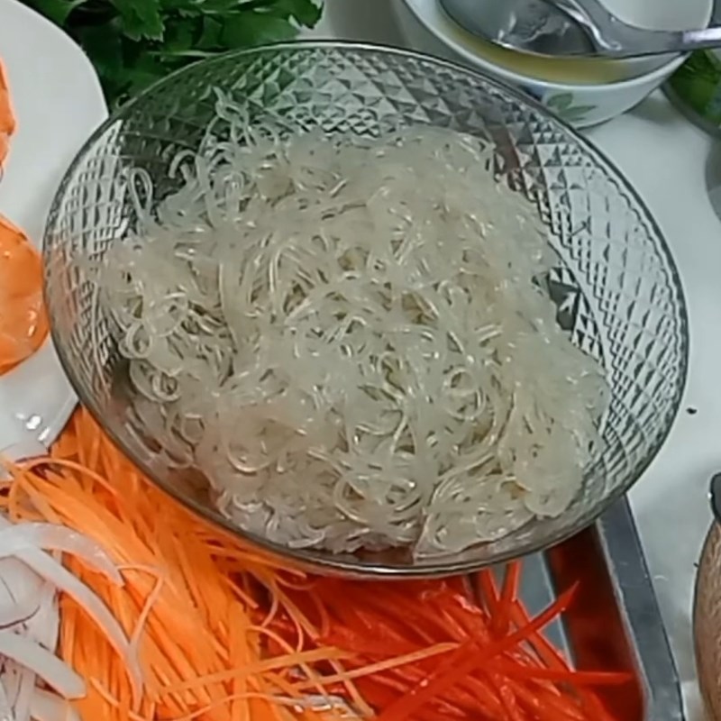 Bước 2 Sơ chế các nguyên liệu còn lại Salad tôm cần tây sốt chua cay