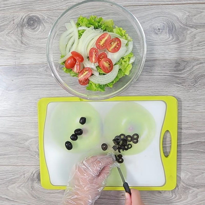 Bước 3 Sơ chế các nguyên liệu khác Salad gà nướng xà lách cà chua