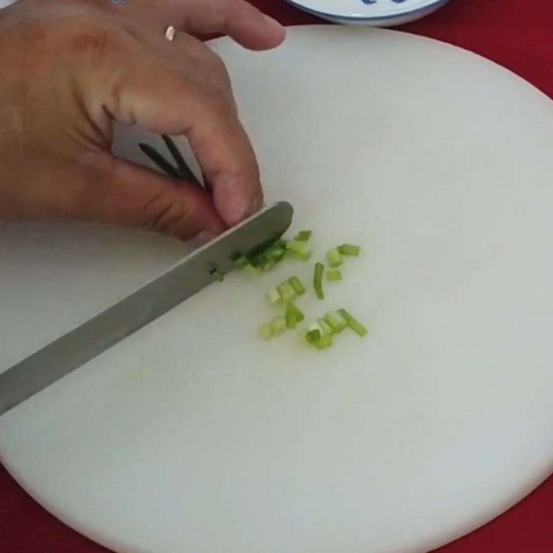 Bước 1 Sơ chế các nguyên liệu khác Cá tra kho tiêu