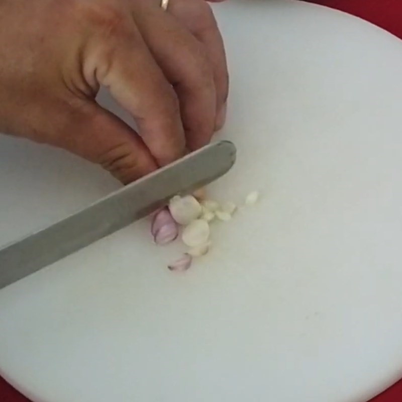 Bước 1 Sơ chế các nguyên liệu khác Cá tra kho tiêu